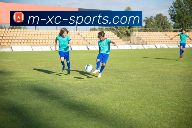 三个足球队的激烈对抗与友谊赛背后的故事与启示